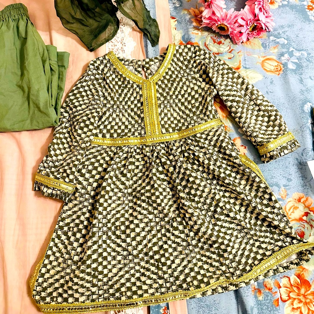 *MOVING CLEARANCE SALE *
Baby girl dress salwar suit 3 PCs party wear
